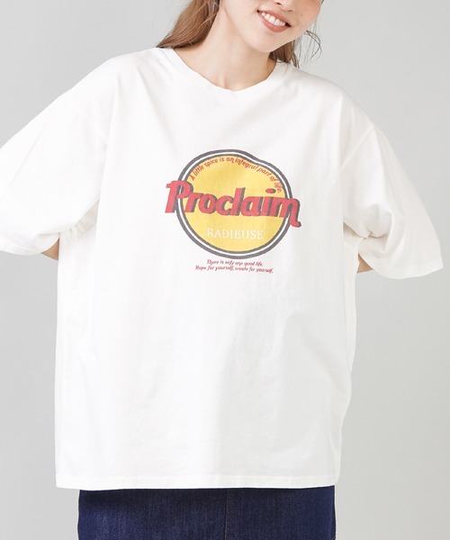 SPINNS（スピンズ）の「【ゆったりシルエット】Proclaim カレッジデザインビッグTシャツ（Tシャツ/カットソー・レディース・ホワイト/ブルー/グリーン/チャコール・ONESIZE）」の2枚目の写真
