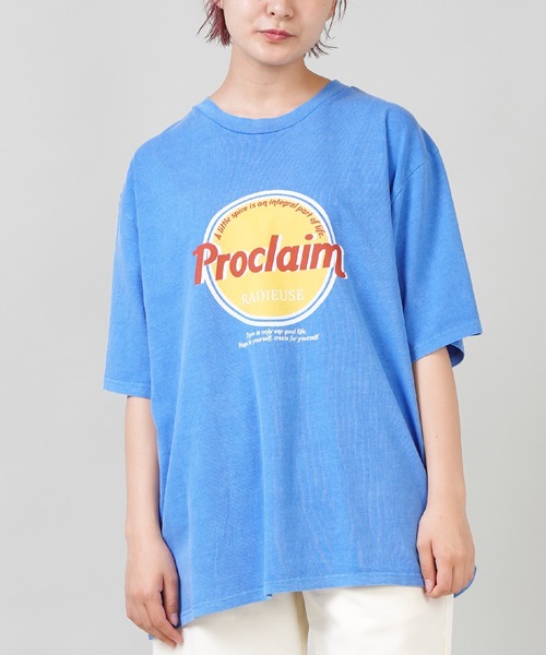 SPINNS（スピンズ）の「【ゆったりシルエット】Proclaim カレッジデザインビッグTシャツ（Tシャツ/カットソー・レディース・ホワイト/ブルー/グリーン/チャコール・ONESIZE）」の4枚目の写真