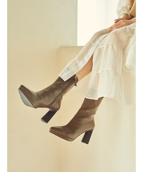 ACYM（アシーム）の「Triangle heel ブーツ（ブーツ・レディース・ブラック/カーキ・SMALL/MEDIUM/LARGE）」の2枚目の写真