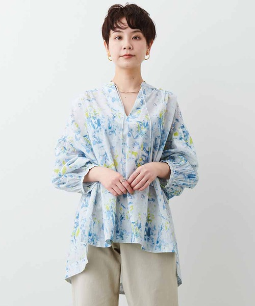 MEDE19F（メデジュウキュウ）の「ＭＥＤＥ１９Ｆ　コットン素材の水彩画ブラウス（シャツ/ブラウス・レディース・ライトグレー/ライトパープル・MEDIUM/LARGE/X-LARGE/XX-LARGE）」の2枚目の写真