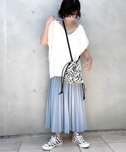 CORNERS(コーナーズ)の「フェイクレザープリーツスカート(スカート・レディース・ライトベージュ/ブラック/ブルー・M)」の9枚目の写真