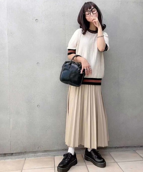 CORNERS(コーナーズ)の「フェイクレザープリーツスカート(スカート・レディース・ライトベージュ/ブラック/ブルー・M)」の16枚目の写真