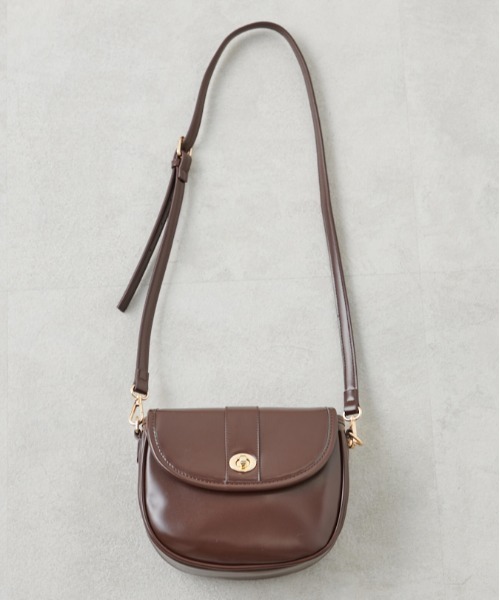 OLIVE des OLIVE（オリーブデオリーブ）の「レトロショルダーバッグ（ショルダーバッグ・レディース・ブラック/ベージュ/ダークブラウン/アイボリー・FREE）」の3枚目の写真