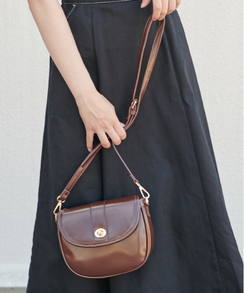 OLIVE des OLIVE（オリーブデオリーブ）の「レトロショルダーバッグ（ショルダーバッグ・レディース・ブラック/ベージュ/ダークブラウン/アイボリー・FREE）」の18枚目の写真