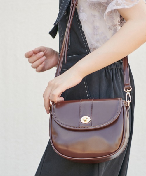 OLIVE des OLIVE（オリーブデオリーブ）の「レトロショルダーバッグ（ショルダーバッグ・レディース・ブラック/ベージュ/ダークブラウン/アイボリー・FREE）」の20枚目の写真