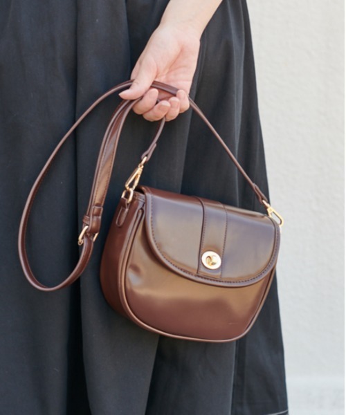 OLIVE des OLIVE（オリーブデオリーブ）の「レトロショルダーバッグ（ショルダーバッグ・レディース・ブラック/ベージュ/ダークブラウン/アイボリー・FREE）」の21枚目の写真