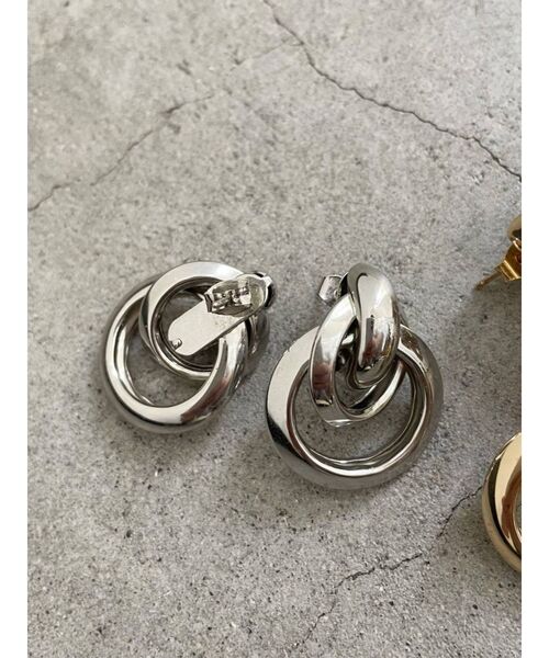 EMODA(エモダ)の「ツイストサークルピアス(ピアス(両耳用)・レディース・シルバー/ゴールド・FREE)」の2枚目の写真