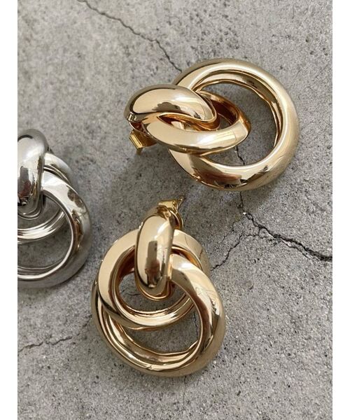 EMODA(エモダ)の「ツイストサークルピアス(ピアス(両耳用)・レディース・シルバー/ゴールド・FREE)」の1枚目の写真