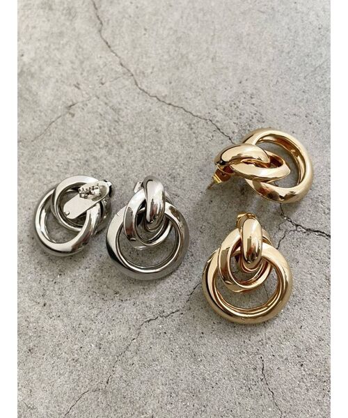 EMODA(エモダ)の「ツイストサークルピアス(ピアス(両耳用)・レディース・シルバー/ゴールド・FREE)」の3枚目の写真