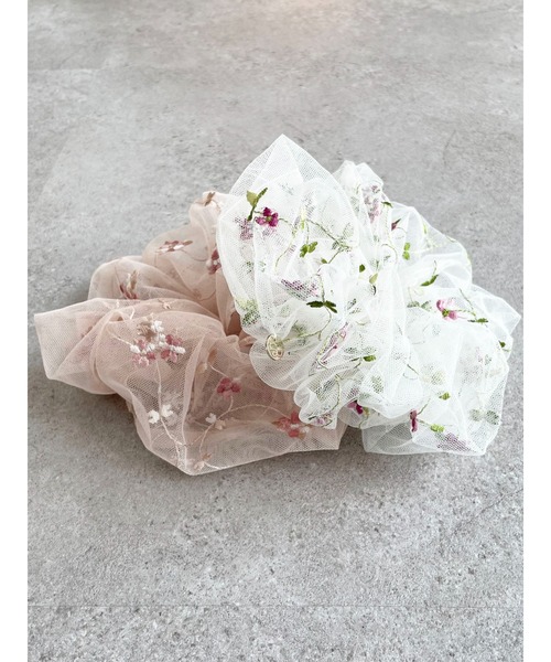 SLURR(スラ―)の「フラワー刺繍シュシュ(シュシュ・レディース・ピンク/アイボリー・FREE)」の3枚目の写真