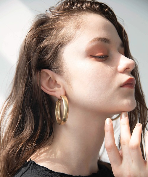 MIELI INVARIANT（ミエリインヴァリアント）の「Flat Matte Hoop Pierce（ピアス（両耳用）・レディース・シルバー/ゴールド・FREE）」の10枚目の写真