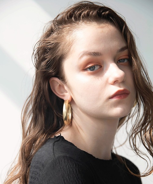 MIELI INVARIANT（ミエリインヴァリアント）の「Flat Matte Hoop Pierce（ピアス（両耳用）・レディース・シルバー/ゴールド・FREE）」の11枚目の写真