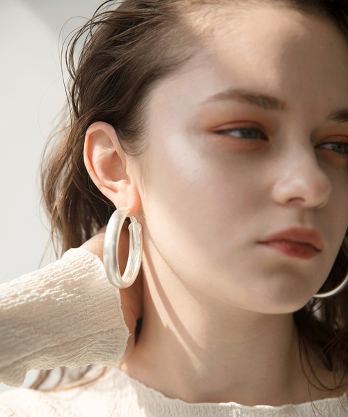 MIELI INVARIANT（ミエリインヴァリアント）の「Flat Matte Hoop Pierce（ピアス（両耳用）・レディース・シルバー/ゴールド・FREE）」の15枚目の写真