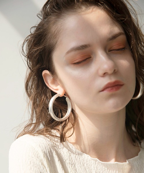 MIELI INVARIANT（ミエリインヴァリアント）の「Flat Matte Hoop Pierce（ピアス（両耳用）・レディース・シルバー/ゴールド・FREE）」の3枚目の写真