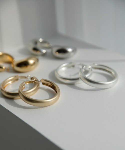 MIELI INVARIANT（ミエリインヴァリアント）の「Flat Matte Hoop Pierce（ピアス（両耳用）・レディース・シルバー/ゴールド・FREE）」の5枚目の写真