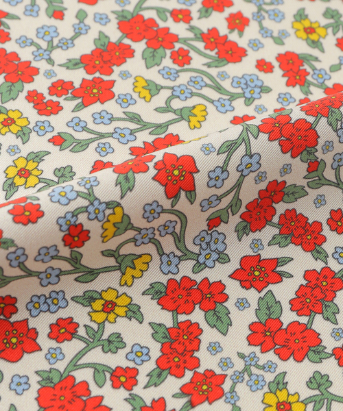 SLOBE IENA(スローブイエナ)の「【MANNER MARKET/マナーマーケット】小花柄スカーフ(バンダナ/スカーフ・レディース・レッド・FREE)」の5枚目の写真