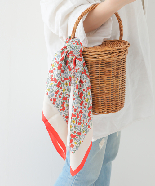 SLOBE IENA(スローブイエナ)の「【MANNER MARKET/マナーマーケット】小花柄スカーフ(バンダナ/スカーフ・レディース・レッド・FREE)」の6枚目の写真