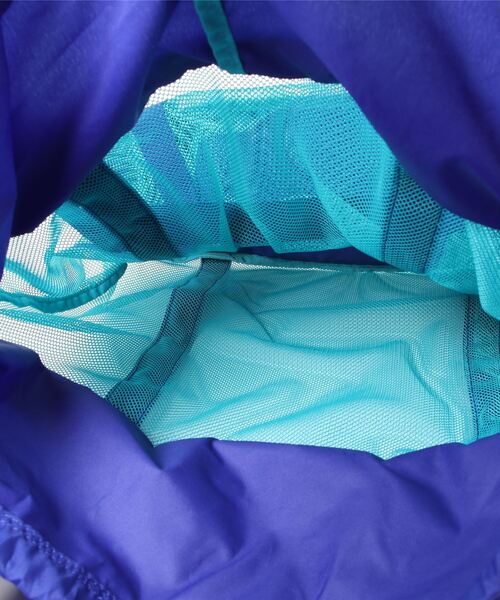 NIKE（ナイキ）の「1994007/Ｂ　ﾒｯｼｭﾄｰﾄﾊﾞｯｸﾞ（スイムグッズ・キッズ・ブラック/パープル/サックスブルー・FREE）」の6枚目の写真