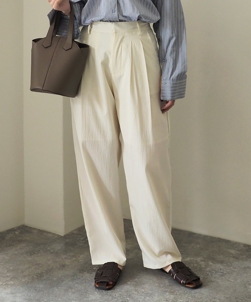 Riberry（リベリー）の「クレープタックワイドパンツ（スラックス・レディース・ブルー/ブラック/ライトグレー/アイボリー・MEDIUM）」の22枚目の写真