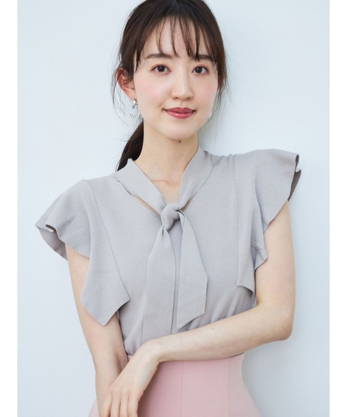 MERCURYDUO（マーキュリーデュオ）の「ボウタイ付きラッフルコンパクトニット（ニット/セーター・レディース・ベビーピンク/オフホワイト/チャコールグレー/ブラック・FREE）」の4枚目の写真