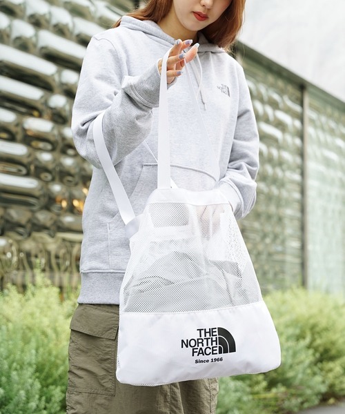 THE NORTH FACE(ザノースフェイス)の「THE NORTH FACE/ザ・ノースフェイス ALL MESH SHOULDER BAG メッシュ ショルダー バッグ ブランドロゴ(ショルダーバッグ・メンズ・ブラック/ホワイト・ONE SIZE)」の2枚目の写真