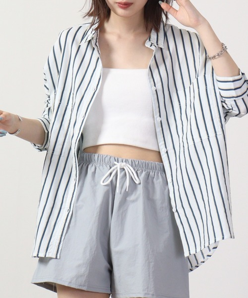 lil nina（リルニーナ）の「lil nina キャンブリックボイル 長袖オーバーシャツ 無地＆ストライプ（シャツ/ブラウス・レディース・エンジ/ネイビー/ホワイト/ライトブラウン/チェリーピンク/ブラック×パープル/ホワイト×ブルー/ブラウン系/パープル系・FREE）」の2枚目の写真