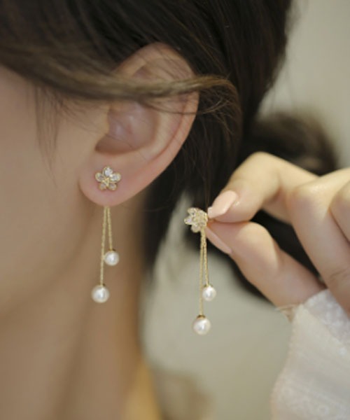 VIBGYOR Women（ヴィブジョー　ウィメン）の「【float】ゴールドビジュー ゆらゆらパール ピアス（ピアス（両耳用）・レディース・ホワイト×ゴールド/ゴールド系2/ゴールド系3・FREE）」の3枚目の写真
