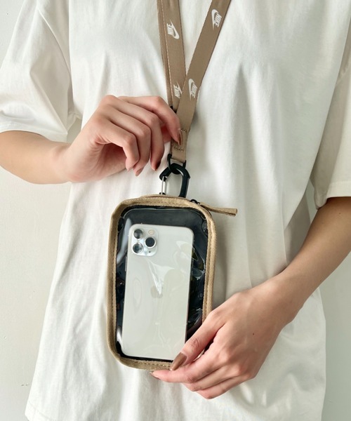 NIKE（ナイキ）の「NIKE(ナイキ)/スマホショルダー ミニショルダーバッグ ランヤード 縦長ミニポシェット/クラブ フォーンクロスボディー（ショルダーバッグ・メンズ・シルバー/ブルー/ブラック/レッド/ベージュ・FREE）」の2枚目の写真