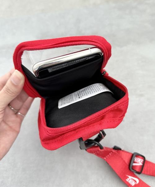 NIKE（ナイキ）の「NIKE(ナイキ)/スマホショルダー ミニショルダーバッグ ランヤード 縦長ミニポシェット/クラブ フォーンクロスボディー（ショルダーバッグ・メンズ・シルバー/ブルー/ブラック/レッド/ベージュ・FREE）」の8枚目の写真