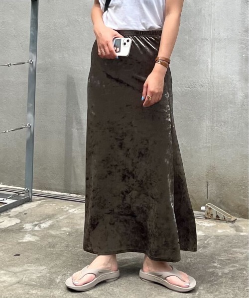 LIENCOEUR(リアンクール)の「ベロアロングスカート(スカート・レディース・ブラウン/カーキ/ベージュ/ブラック・FREE)」の4枚目の写真