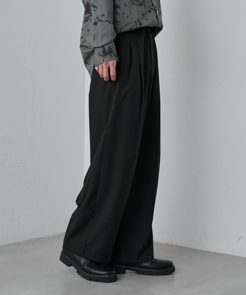 COLONY 2139(コロニートゥーワンスリーナイン)の「ポリストレッチ2タックワイドパンツ(スラックス・メンズ・ブラック/グレイッシュベージュ・LARGE/MEDIUM)」の2枚目の写真