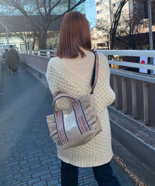 THEATRE PRODUCTS(シアタープロダクツ)の「テムズ フリル2WAYショルダーバッグ-M-/500mlペットボトル収納可能(ショルダーバッグ・レディース・ブラック/ベージュ・FREE)」の8枚目の写真