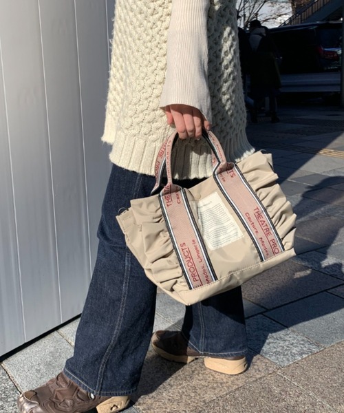 THEATRE PRODUCTS(シアタープロダクツ)の「テムズ フリル2WAYショルダーバッグ-M-/500mlペットボトル収納可能(ショルダーバッグ・レディース・ブラック/ベージュ・FREE)」の3枚目の写真