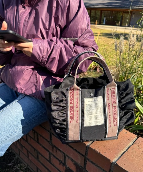 THEATRE PRODUCTS(シアタープロダクツ)の「テムズ フリル2WAYショルダーバッグ-M-/500mlペットボトル収納可能(ショルダーバッグ・レディース・ブラック/ベージュ・FREE)」の7枚目の写真