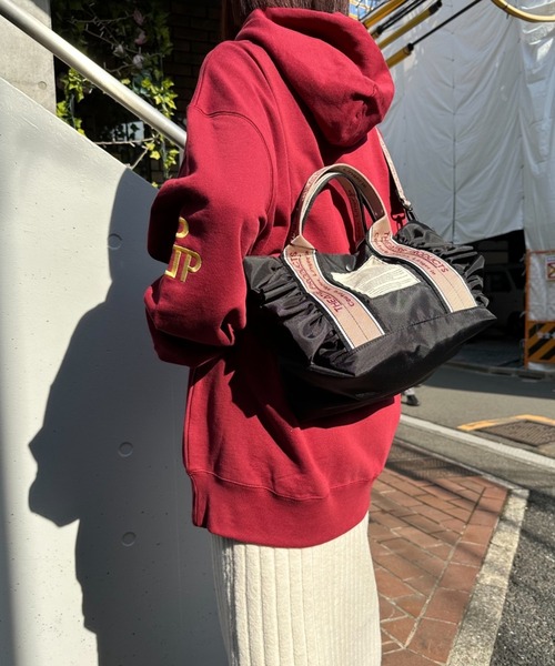 THEATRE PRODUCTS(シアタープロダクツ)の「テムズ フリル2WAYショルダーバッグ-M-/500mlペットボトル収納可能(ショルダーバッグ・レディース・ブラック/ベージュ・FREE)」の12枚目の写真