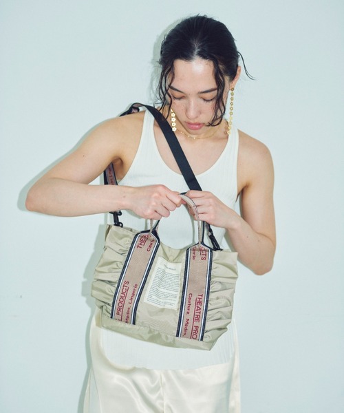 THEATRE PRODUCTS(シアタープロダクツ)の「テムズ フリル2WAYショルダーバッグ-M-/500mlペットボトル収納可能(ショルダーバッグ・レディース・ブラック/ベージュ・FREE)」の16枚目の写真