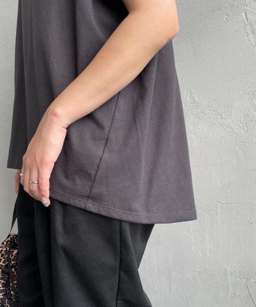 AMERICANA（アメリカーナ）の「【CLASSY. 5月号掲載】[Americana×JEANS FACTORY/アメリカーナ×ジーンズファクトリー] 別注 ラウンドヘム バックプリントTシャツ（Tシャツ/カットソー・レディース・スミクロ/ホワイト/ライトグレー・F）」の15枚目の写真