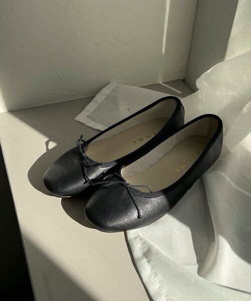 REMME（レメ）の「【REMME/レメ】レザーバレーシューズ（バレエシューズ・レディース・ベージュ/グリーン/シルバー/ブラック系その他/ブラック・38/37）」の2枚目の写真