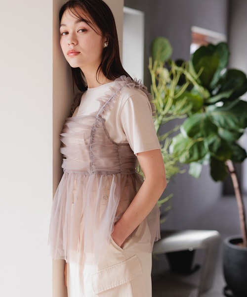 mysty woman（ミスティウーマン）の「ギャザーチュールキャミソール　114944（キャミソール・レディース・ブルー/アイボリー/グレイッシュベージュ・FREE）」の2枚目の写真