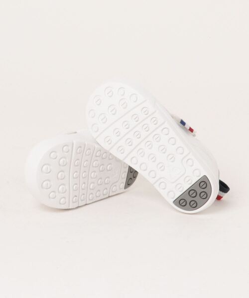 le coq sportif（ルコックスポルティフ）の「le coq sportif ルコックスポルティフ LA ROLAND 2 F【脱ぎ履き簡単】ベビーシューズ(ラローラン2F) QL5XJC05WB ホワイト/ビービーアール（スニーカー・キッズ・トリコロール/ホワイト系その他・16.0cm/15.0cm/14.0cm/13.0cm）」の7枚目の写真