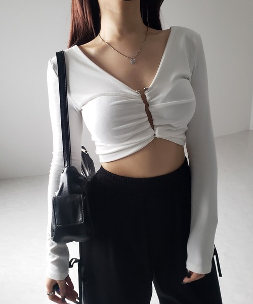 me+em select(ミームセレクト)の「※※【 カップ付き 】メタルパーツカットアウト長袖ショートトップス(Tシャツ/カットソー・レディース・ホワイト/ブラック・FREE)」の16枚目の写真