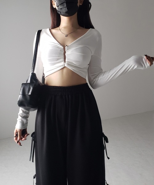 me+em select(ミームセレクト)の「※※【 カップ付き 】メタルパーツカットアウト長袖ショートトップス(Tシャツ/カットソー・レディース・ホワイト/ブラック・FREE)」の18枚目の写真