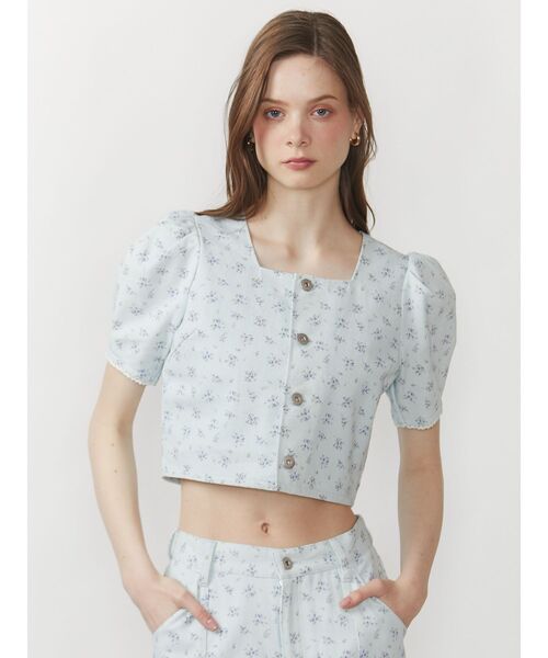 CALNAMUR(カルナムール)の「フラワースクエアネックトップス【セットアップ着用可】(シャツ/ブラウス・レディース・ホワイト/ブルー・FREE)」の1枚目の写真