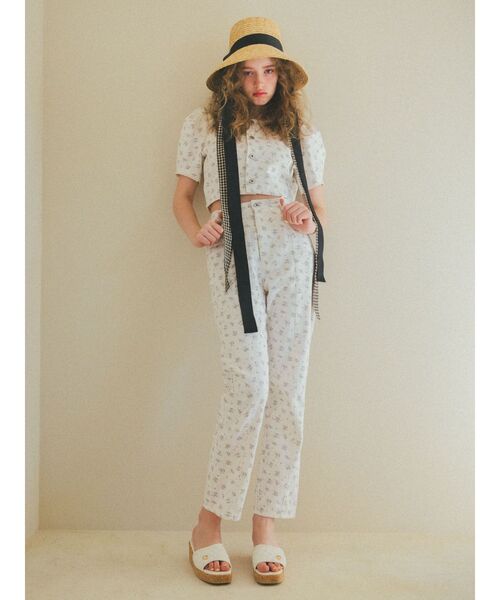 CALNAMUR(カルナムール)の「フラワースクエアネックトップス【セットアップ着用可】(シャツ/ブラウス・レディース・ホワイト/ブルー・FREE)」の7枚目の写真