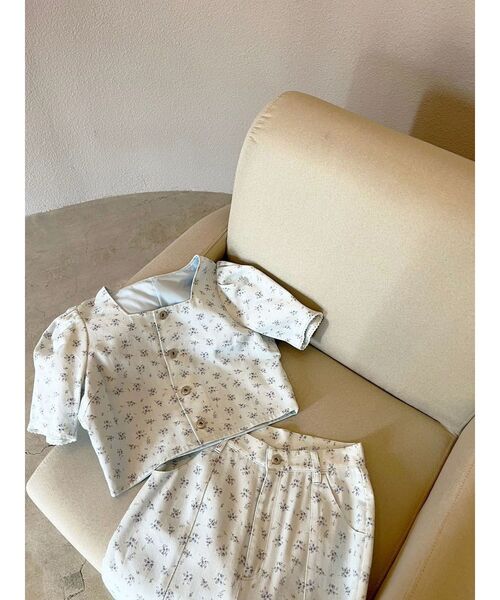 CALNAMUR(カルナムール)の「フラワースクエアネックトップス【セットアップ着用可】(シャツ/ブラウス・レディース・ホワイト/ブルー・FREE)」の21枚目の写真