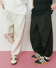 KACCO（カッコ）の「《ユニセックスアイテム》RELAX FIT TRACK CARGO PANTS / リラックスフィットトラックカーゴパンツ（カーゴパンツ）」
