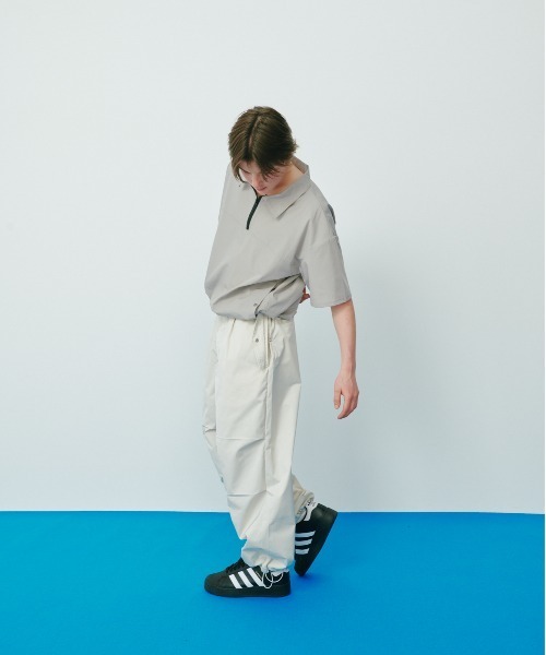 KACCO(カッコ)の「《ユニセックスアイテム》RELAX FIT TRACK CARGO PANTS / リラックスフィットトラックカーゴパンツ(カーゴパンツ・メンズ・ホワイト/ブラック・LARGE/MEDIUM/SMALL)」の4枚目の写真