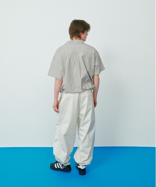 KACCO(カッコ)の「《ユニセックスアイテム》RELAX FIT TRACK CARGO PANTS / リラックスフィットトラックカーゴパンツ(カーゴパンツ・メンズ・ホワイト/ブラック・LARGE/MEDIUM/SMALL)」の5枚目の写真