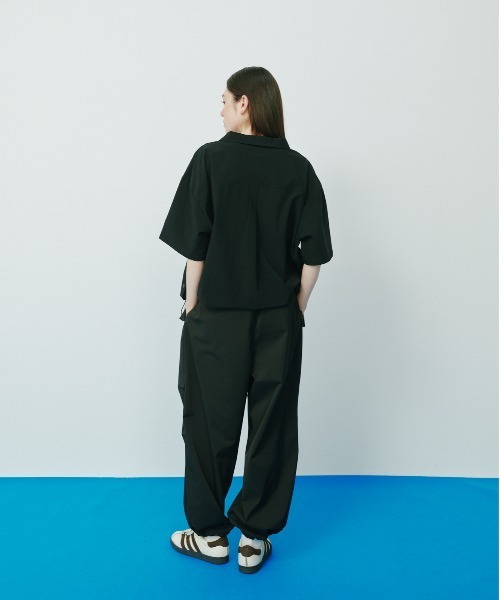 KACCO(カッコ)の「《ユニセックスアイテム》RELAX FIT TRACK CARGO PANTS / リラックスフィットトラックカーゴパンツ(カーゴパンツ・メンズ・ホワイト/ブラック・LARGE/MEDIUM/SMALL)」の7枚目の写真
