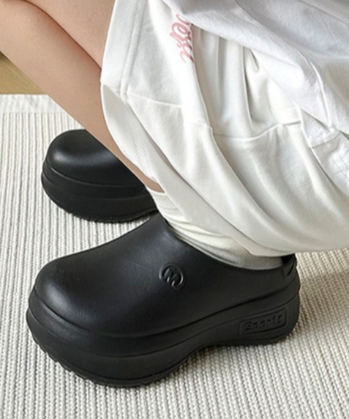 Vipoa（ヴィポア）の「VOLUME CLOGS SHOES（サンダル・レディース・ベージュ/ホワイト/ブラック・SMALL/MEDIUM/LARGE）」の3枚目の写真